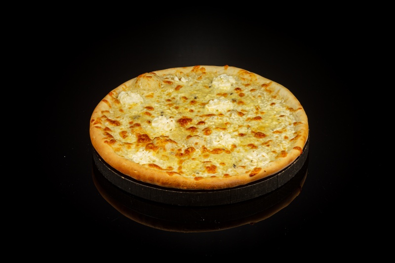 Пицца "4 сыра" в сливочном соусе